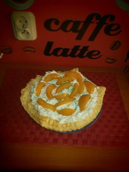 Francuska tarta z brzoskwiniami i bitą śmietaną