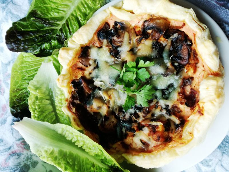 Francuska tarta z pieczarkami i kurczakiem