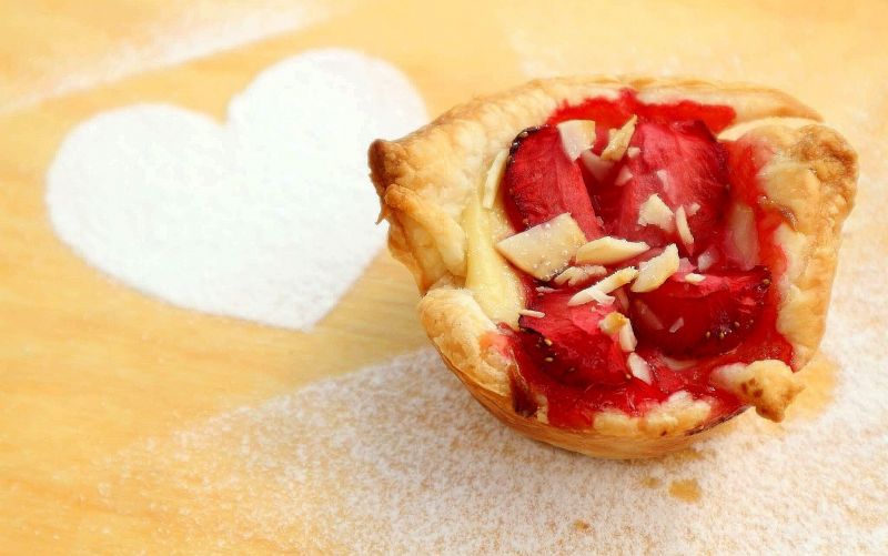 Francuskie babeczki z budyniem i truskawkami