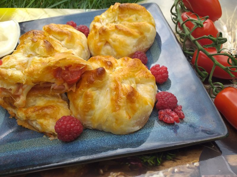 Francuskie bułeczki z serkiem górskim i szynką