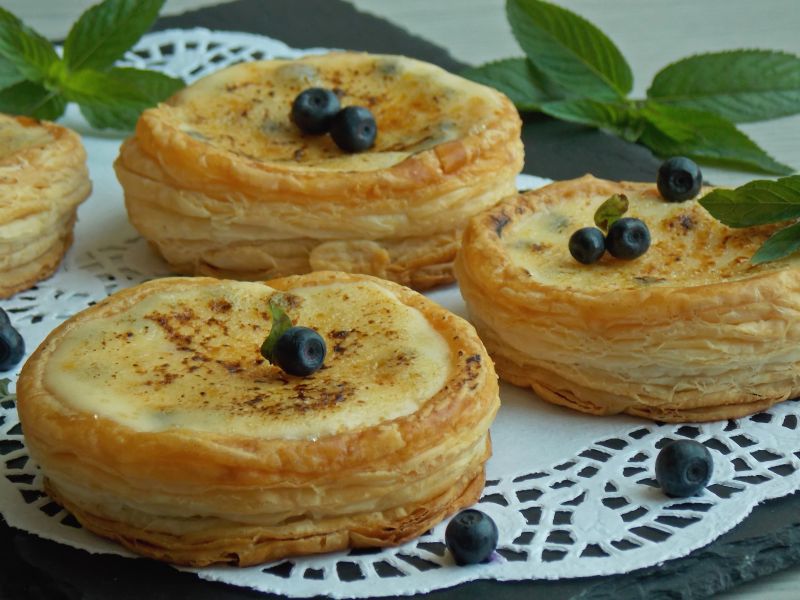 Francuskie ciasteczka z jagodami jak Crème brûlée