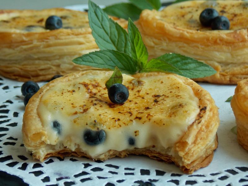 Francuskie ciasteczka z jagodami jak Crème brûlée