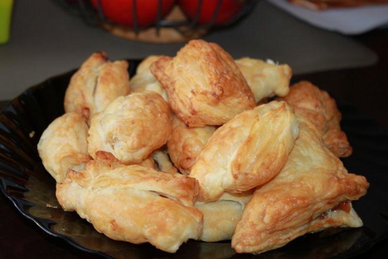 Francuskie ciasteczka z marmoladą i migdałami 