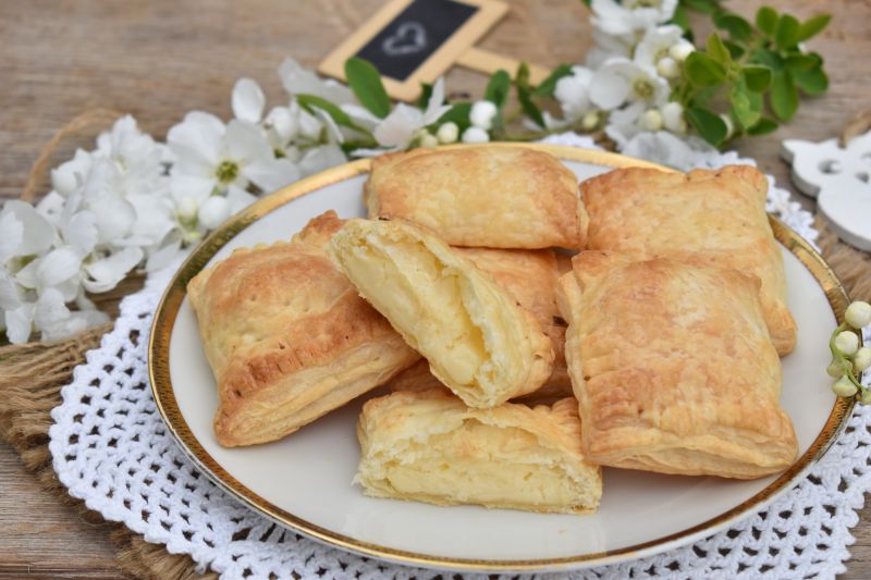 Francuskie ciastka ,,poduszeczki'' z budyniem Francuskie ciastka ,,poduszeczki'' z budyniem