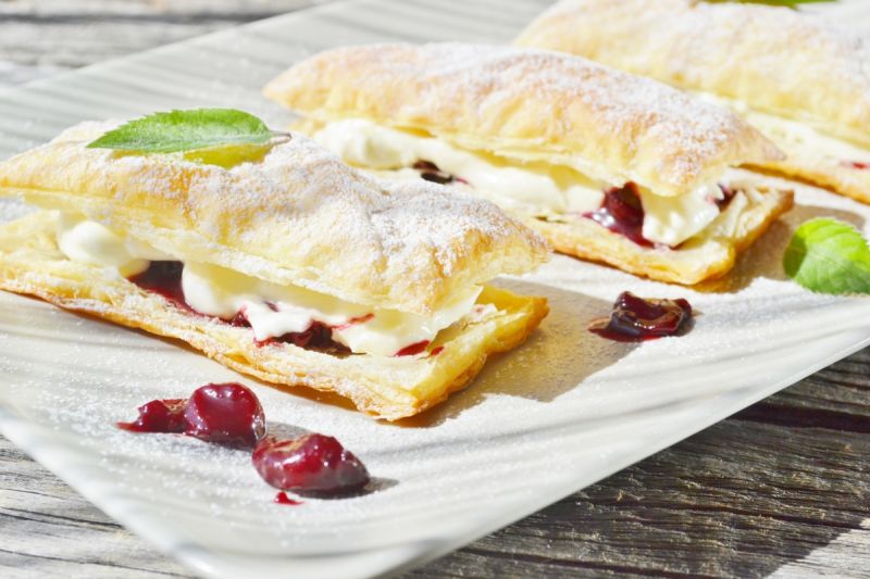 Francuskie ciastka z wiśniami Francuskie ciastka z wiśniami