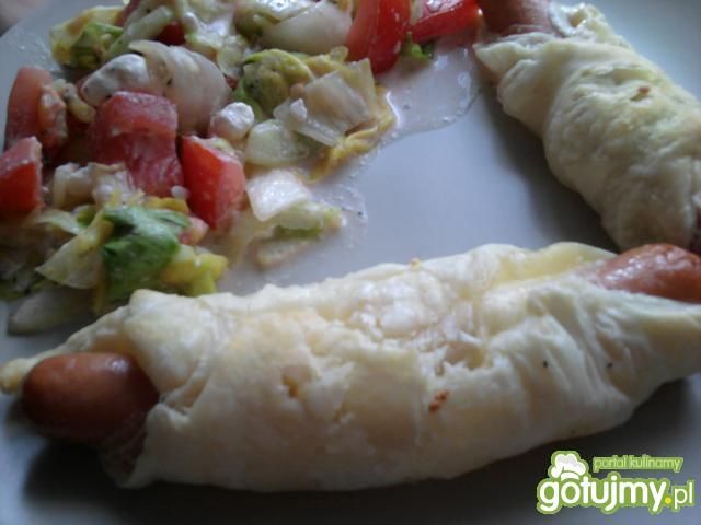 Francuskie hot dogi z serem i sałatką Francuskie hot dogi z serem i sałatką