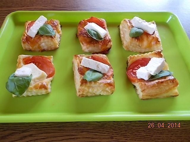 Francuskie kąski z pomidorem i fetą Francuskie kąski z pomidorem i fetą