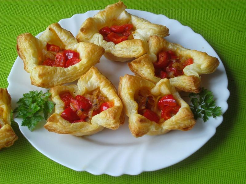 Francuskie koszyczki z papryką i kapustą kiszoną  Francuskie koszyczki z papryką i kapustą kiszoną