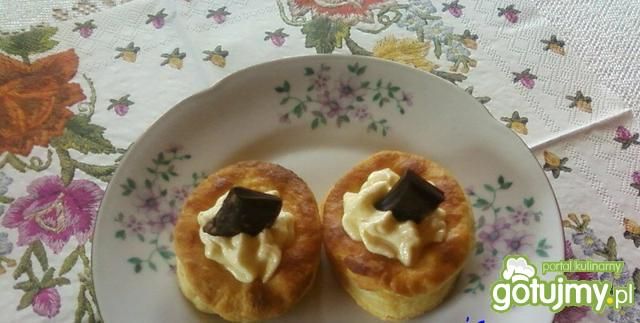 Francuskie krążki z budyniem. Francuskie krążki z budyniem.