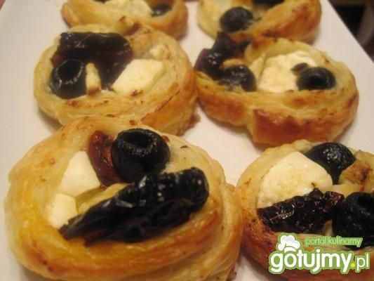 Francuskie krążki z fetą, oliwkami 