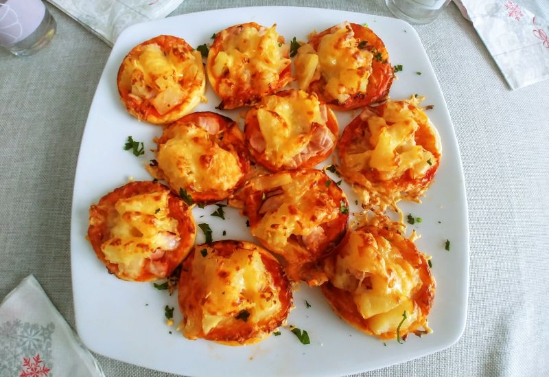 Francuskie "mini-pizze" hawajskie