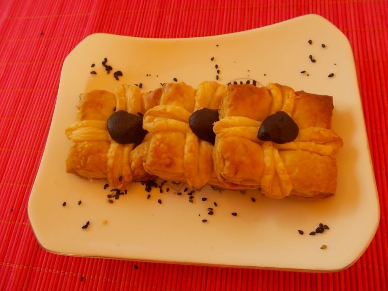 Francuskie paczuszki z sezamowym sercem. Francuskie paczuszki z sezamowym sercem.