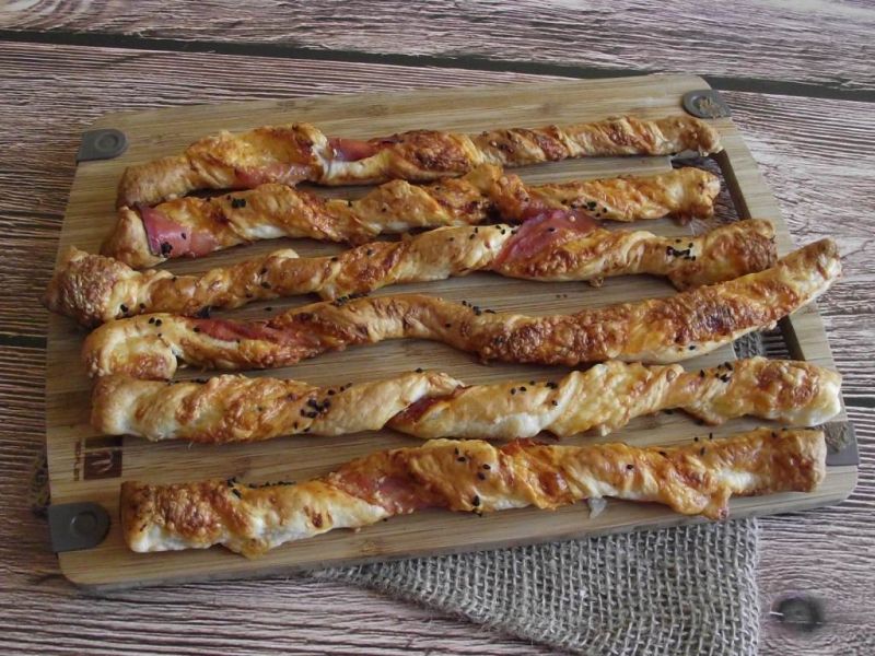 Francuskie paluchy z serem i szynka szwarcwaldzką Francuskie paluchy z serem i szynka szwarcwaldzką