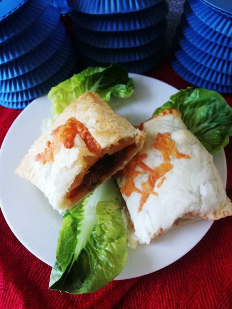 Francuskie poduszki z duszoną wołowiną  Francuskie poduszki z duszoną wołowiną