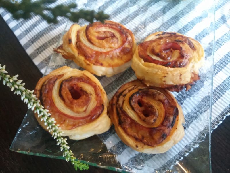 Francuskie przekąski z szynką i serem na ostro Francuskie przekąski z szynką i serem na ostro