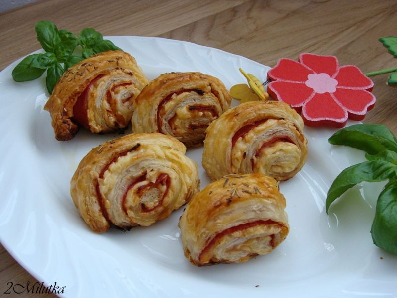 Francuskie ślimaczki serowe z paprykową salami Francuskie ślimaczki serowe z paprykową salami