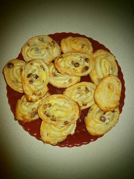 Francuskie ślimaczki z białym serem i z rodzynkami