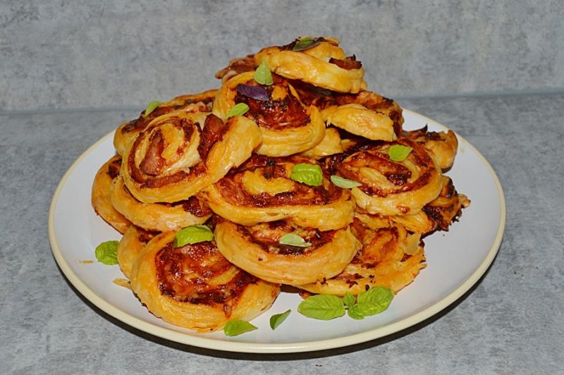 Francuskie ślimaczki z serem i szynką