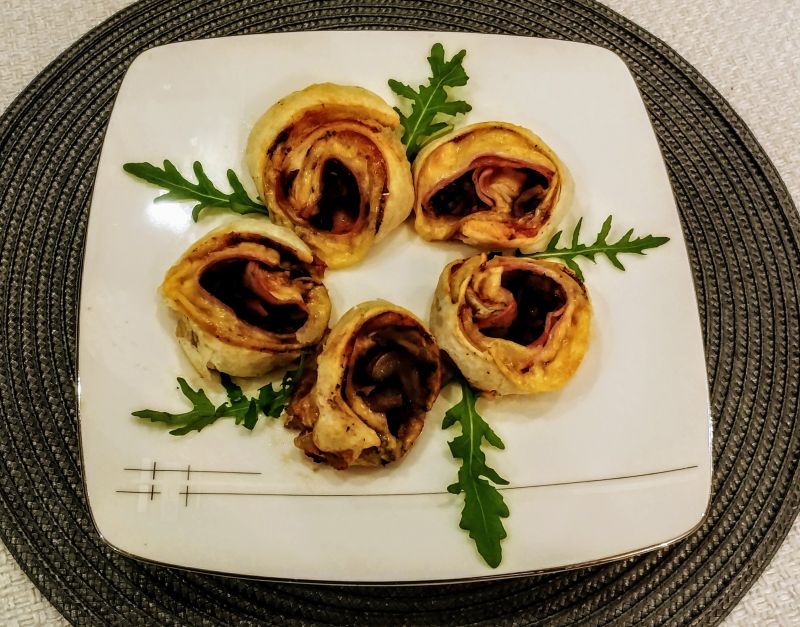 Francuskie ślimaczki z szynką i pieczarkami Francuskie ślimaczki z szynką i pieczarkami