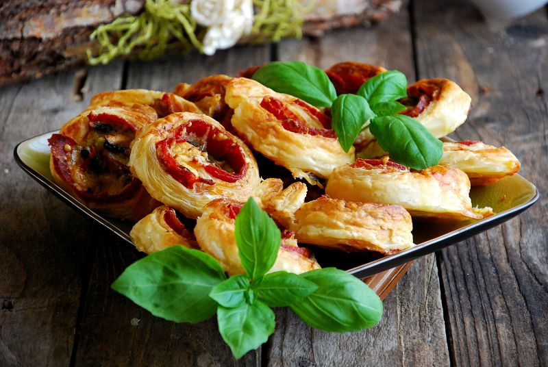 Francuskie ślimaki z salami Francuskie ślimaki z salami