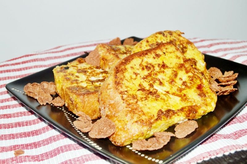 Francuskie tosty z chałki z płatkami czekoladowymi