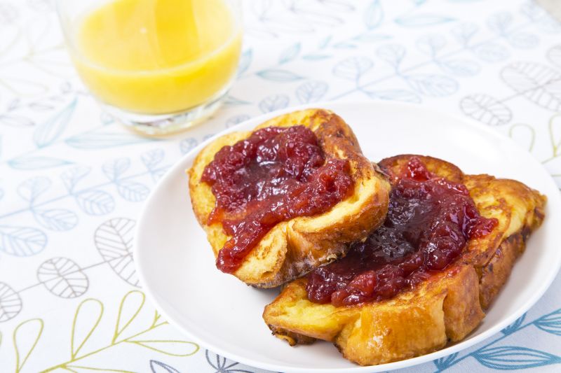 Francuskie tosty z dżemem truskawkowym