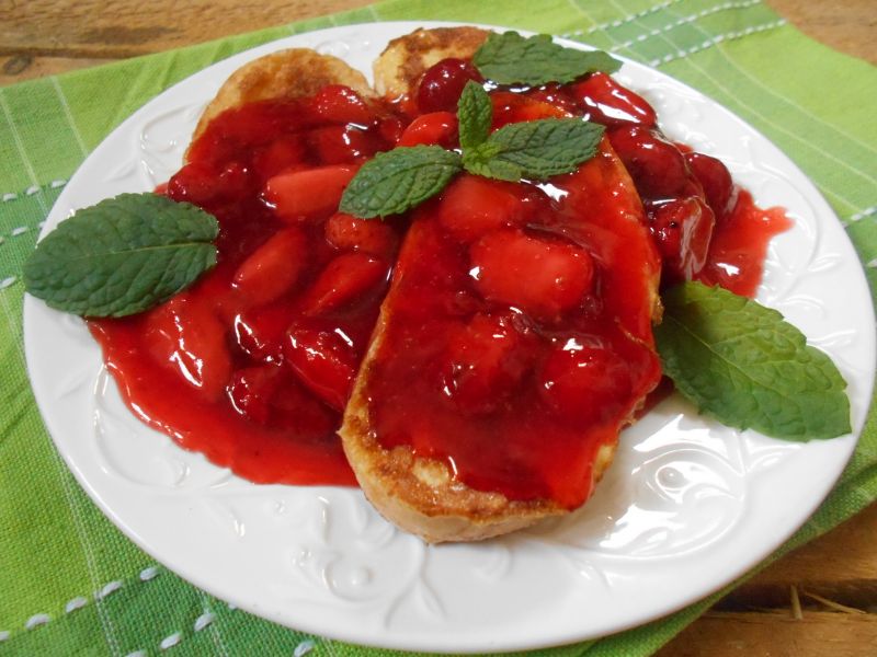 Francuskie tosty z frużeliną truskawkową