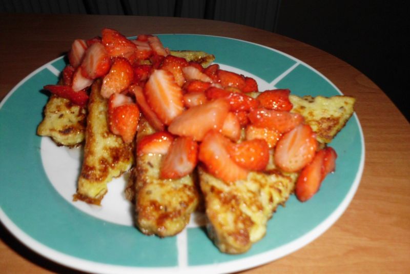 Francuskie tosty z truskawkami Francuskie tosty z truskawkami