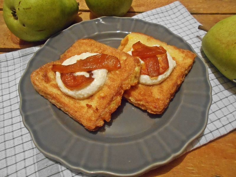 Francuskie tosty z twarożkiem i gruszką Francuskie tosty z twarożkiem i gruszką