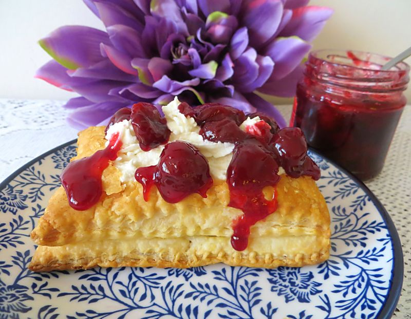 Francuskie z " klonową" bitą śmietaną Francuskie z " klonową" bitą śmietaną