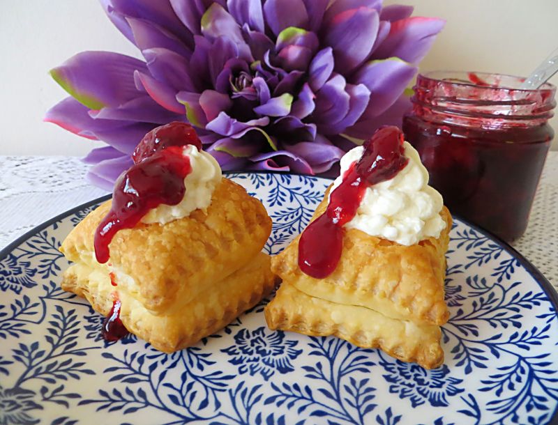 Francuskie z " klonową" bitą śmietaną Francuskie z " klonową" bitą śmietaną