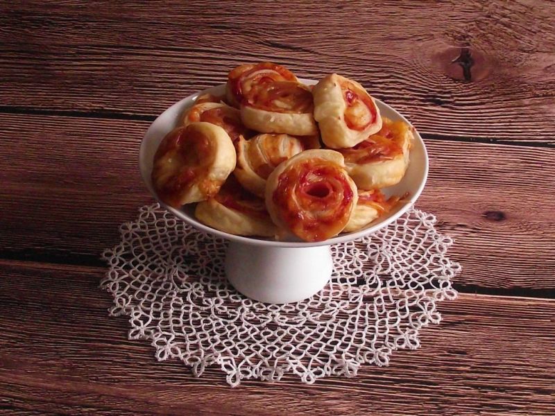 Francuskie zawijasy z pesto, szynką i serem