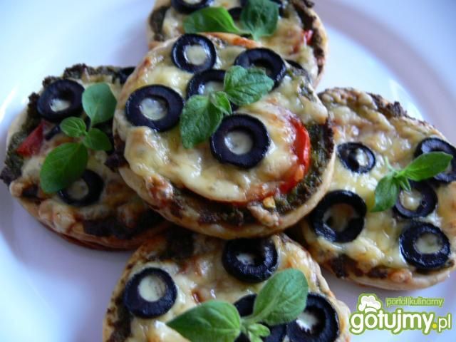 Francuzik z pesto z rukoli i oliwkami