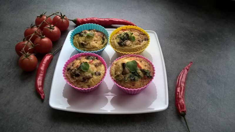 Fritata z pieczarkami, papryką i jarmużem