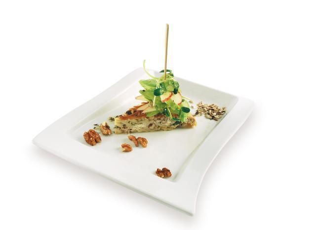 Fritatta spaghetti z sałatką z jabłek