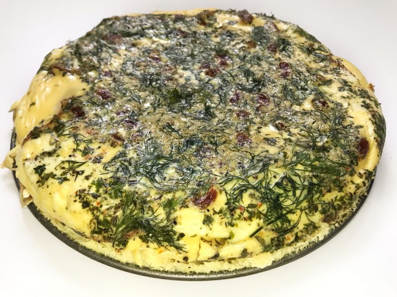 Fritatta z kabanosem i koperkiem Fritatta z kabanosem i koperkiem