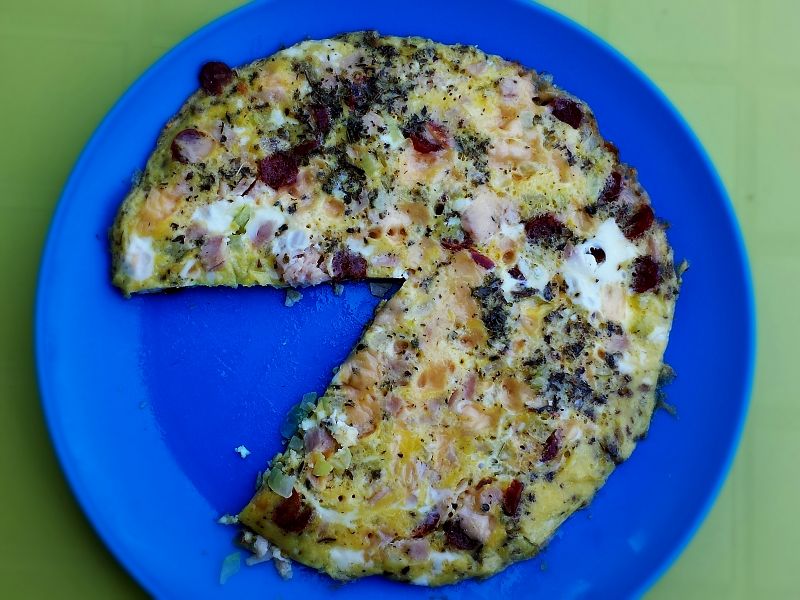 Fritatta z kabanosem , szynką i serem Fritatta z kabanosem , szynką i serem