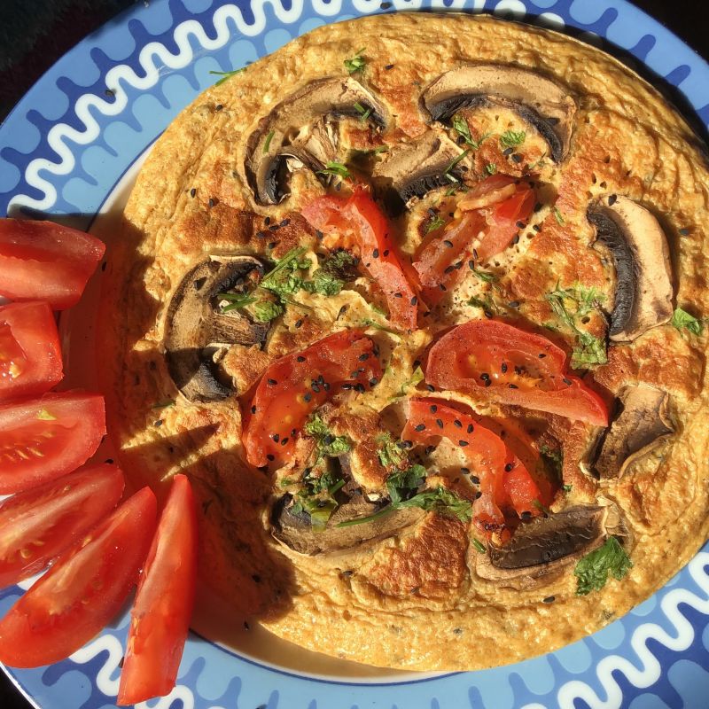 Frittata z pieczarkami, pomidorem i pietruszką  