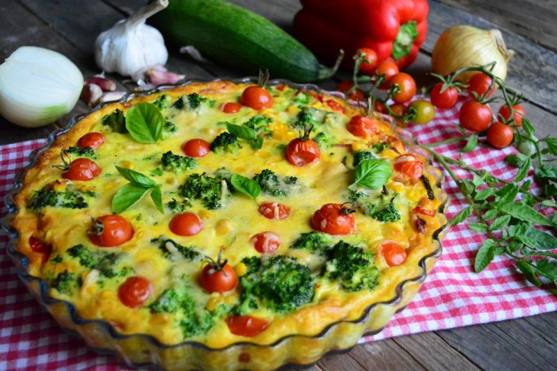 Frittata z brokułem, cukinią i warzywami