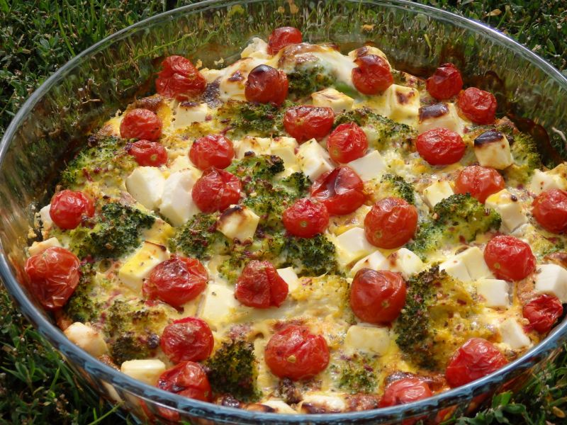Frittata z brokułem, fetą i pomidorkami Frittata z brokułem, fetą i pomidorkami
