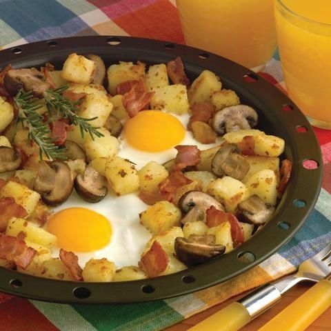 FRITTATA z cebulką, pieczarkami i szynką