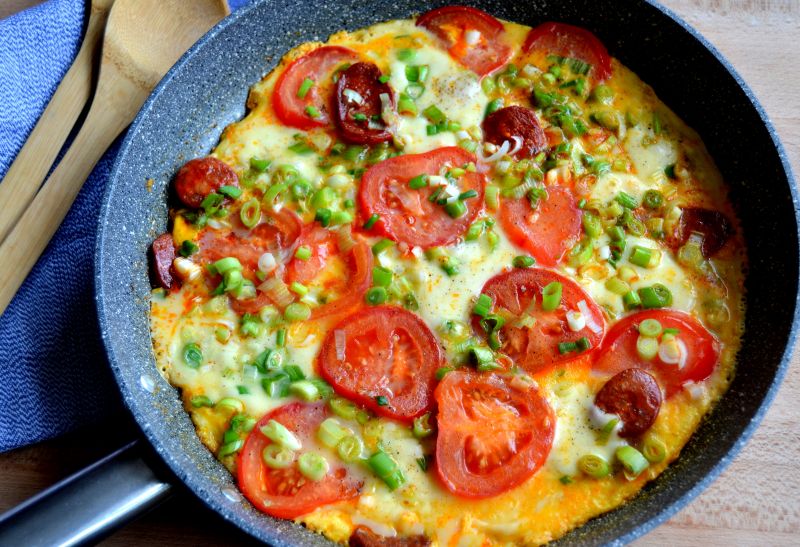 Frittata z chorizo, mozzarellą oraz pomidorami  Frittata z chorizo, mozzarellą oraz pomidorami