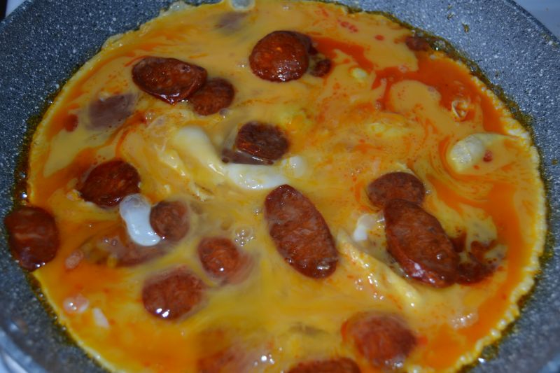Frittata z chorizo, mozzarellą oraz pomidorami 