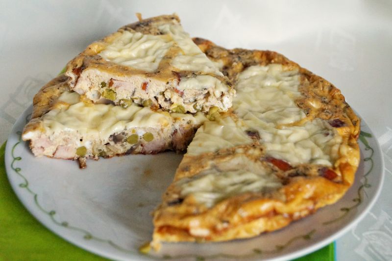 Frittata z kiełbasą i pieczarkami