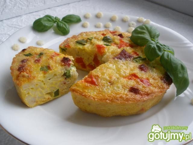 Frittata z makaronem i salami