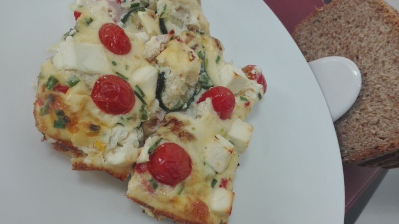 Frittata z szynka, cukinią i serem  feta