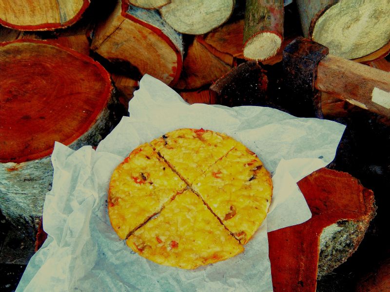 Frittata z szynką, pieczarkami i cebulą