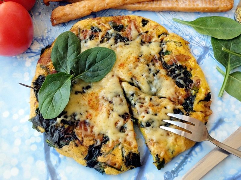 Frittata ze szpinakiem i wędzonym łososiem