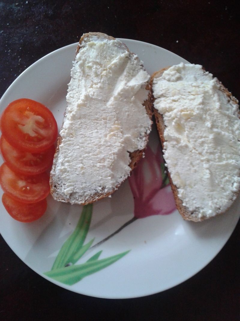 Fromaż czosnkowy podawany na zimno lub ciepło