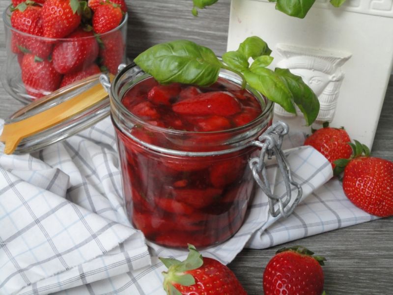Frużelina truskawkowa z bazylią Frużelina truskawkowa z bazylią